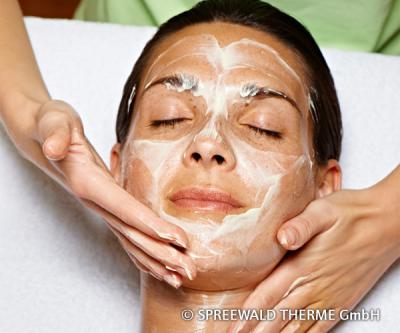 Kleine Kosmetik ohne Peel-Off-Maske